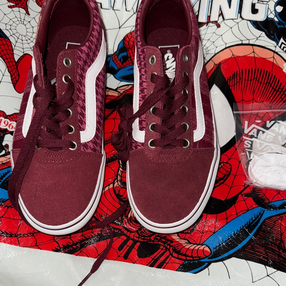 Vans Old Skool Women's Sneakers in Burgundy